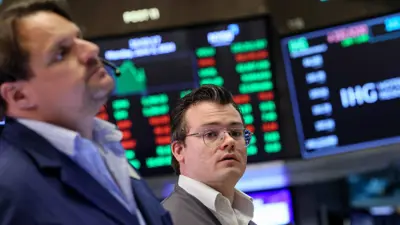 متداولان في بورصة نيويورك الأميركية يوم 3 يونيو 2024