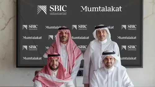  جانب من توقيع الاتفاقية بين الشركة السعودية البحرينية للاستثمار المملوكة لصندوق الاستثمارات العامة، وشركة ممتلكات البحرين، في البحرين، 3 ديسمبر 2025
