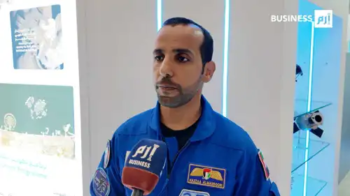 رائد الفضاء الإماراتي هزاع المنصوري على هامش معرض دبي للطيران 2025.