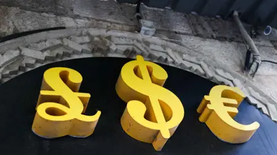 شعارات الجنيه الإسترليني والدولار واليورو على إحدى قاعات صرف العملات في القدس يوم 29 ديسمبر 2022.