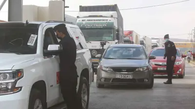 ضابط أردني يفحص وثائق المسافرين عند معبر جابر الحدودي مع سوريا يوم 29 سبتمبر 2021