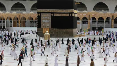 مجموعة من الحجاج يطوفون حول الكعبة في مدينة مكة المكرمة السعودية، يوم 2 أغسطس 2022.