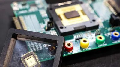 عينة من شريحة أشباه الموصلات من إنتاج شركة TSMC التايوانية، معروضة خلال مؤتمر ومعرض Cybersec 2025 في تايبيه، يوم 15 أبريل 2025.