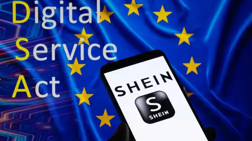  شعار Shein  يظهر  على هاتف محمول مع قانون الخدمة الرقمية للاتحاد الأوروبي (DSA) في الخلفية في بروكسل، بلجيكا - 4 أغسطس 2025