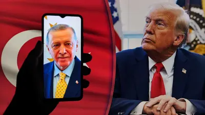 الرئيس الأميركي دونالد ترامب، وفي الأمام صورة لنظيره التركي رجب طيب أردوغان على شاشة هاتف ذكي وخلفه العلم التركي، يوم 18 يونيو 2025.