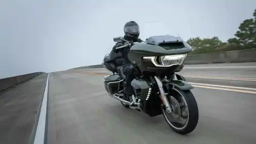 تظهر الصورة دراجة Harley-Davidson Road Glide موديل 2026