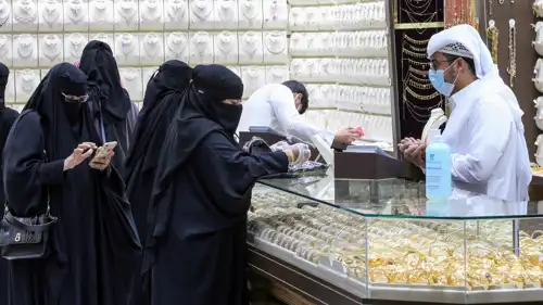 يستعرضن مشغولات بمتجر في سوق الذهب بالعاصمة السعودية الرياض، يوم 29 يونيو 2020.