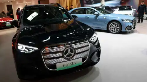 سيارة «مرسيدس بنز» GLC الرياضية متعددة الاستخدامات في معرض بكين الدولي للسيارات في بكين، الصين، 24 أبريل 2026