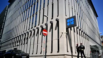 ضباط شرطة يقفون حراساً في مقر منظمة الدول المصدرة للبترول (أوبك) في فيينا يوم 3 يونيو 2023