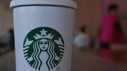 متجر ستاربكس في هانغتشو، مقاطعة تشجيانغ، الصين، 30 أكتوبر 2025