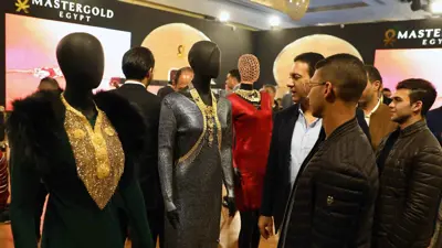 زوار يتفقدون المجوهرات خلال المعرض الدولي للذهب والمجوهرات «نيبو» في القاهرة، مصر، يوم 20 فبراير 2022.