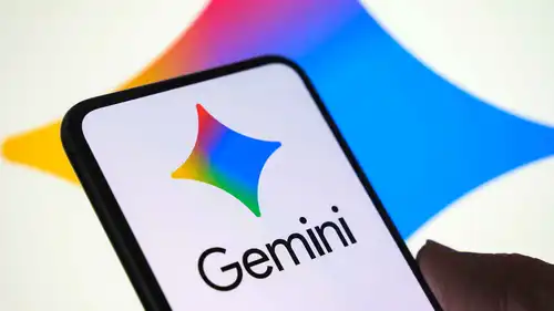 شعار منصة «جيمناي» التابعة لشركة «غوغل» على شاشة هاتف ذكي، مع الشعار في الخلفية، في مدينة كريتيل الفرنسية، بتاريخ 4 مايو 2026.