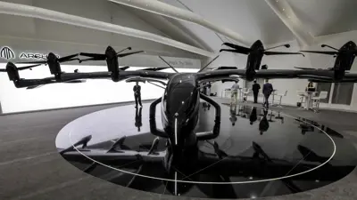 التاكسي الطائر الكهربائي (eVTOL) خلال معرض دبي للطيران، مطار آل مكتوم الدولي، دبي، يوم 13 نوفمبر 2023.