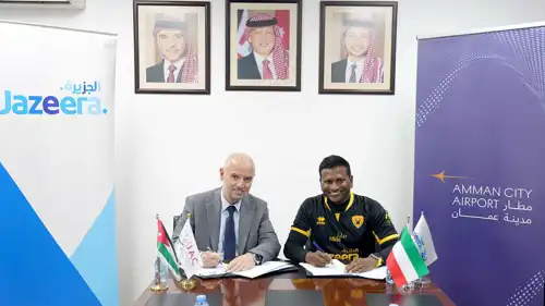 خلال توقيع الرئيس التنفيذي لشركة مطارات الأردن، أحمد العزام، والرئيس التنفيذي لطيران الجزيرة، بارثان باسوباثي اتفاقية تشغيل يوم 29 ديسمبر 2025.