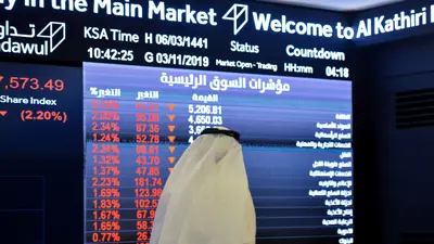 مستثمر يتابع لوحة التداول في السوق المالية السعودية وسط العاصمة الرياض يوم 3 نوفمبر 2019.