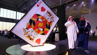 مشاركون في بطولة لعبة البلوت بالعاصمة السعودية الرياض
