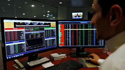 متعامل يراقب سوق الأسهم عبر شاشات وكالة فالكوم للتداول في العاصمة السعودية الرياض يوم 7 فبراير 2018.