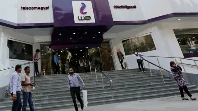جانب من حركة المراجعين أمام المقر الرئيسي للشركة المصرية للاتصالات في العاصمة القاهرة.