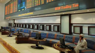 مستثمر يتحدث عبر الهاتف داخل قاعة التداول الرئيسية في بورصة مسقط، سلطنة عُمان، يوم 2 أكتوبر 2007