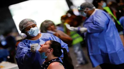 صورة أرشيفية لعاملة رعاية صحية تجري مسحة لامرأة لاختبار فيروس كورونا في بوينس آيرس، الأرجنتين.