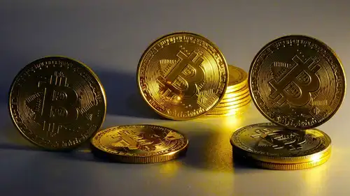 مسكوكات تمثل عملة «بيتكوين» تذكارية في مدينة ييتشانغ، مقاطعة هوبي، الصين، 22 أغسطس 2026.