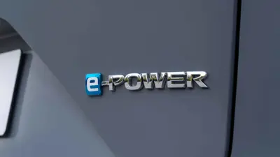 علامة (E Power) على سيارة الكروس أوفر «كاشكاي» وهو نظام الدفع الكهربائي الفريد من نيسان