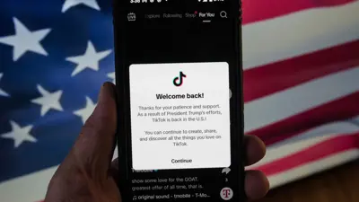 هاتف ذكي يعرض تطبيق «تيك توك» بعد إعادة تفعيله داخل الولايات المتحدة، إثر جهود الرئيس ترامب بعودة المنصة إلى السوق. الصورة التُقطت في مدينة شيكاغو الأميركية يوم 19 يناير 2025.