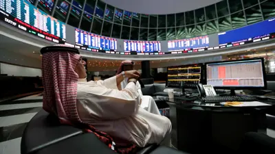 متعاملون بعد افتتاح سوق الأسهم البحرينية صباحاً في المنامة، البحرين، 26 يونيو 2016.