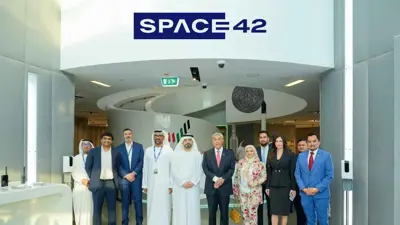 مجموعة من المسؤولين أمام مقر شركة «سبيس 42» الإماراتية.