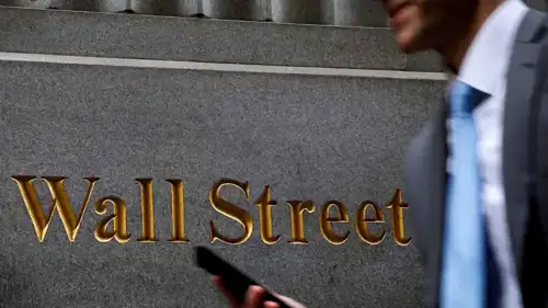 خارج بورصة نيويورك في وول ستريت، الولايات المتحدة الأميركية، 7 أبريل 2025