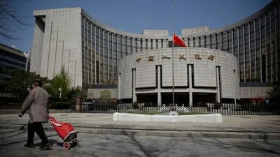 العلم الوطني الصيني يرفرف في مقر البنك المركزي الصيني في 4 أبريل 2020