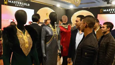 أشخاص يشاهدون المجوهرات خلال المعرض الدولي للذهب والمجوهرات «نيبو» في العاصمة المصرية القاهرة، يوم 20 فبراير 2022.