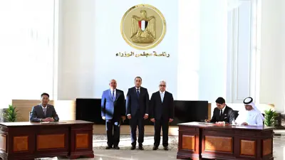 رئيس مجلس الوزراء المصري، مصطفى مدبولي، يشرف على توقع مشروع للطاقة الشمسية مع الإمارات والبحرين والصين، 27 أغسطس 2025.