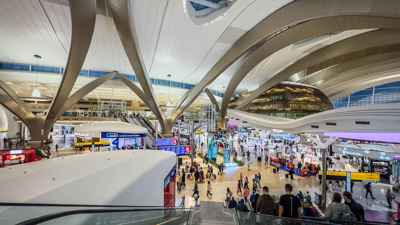 مطارات الإمارات تستقبل 75.4 مليون مسافر في النصف الأول بنمو 5%