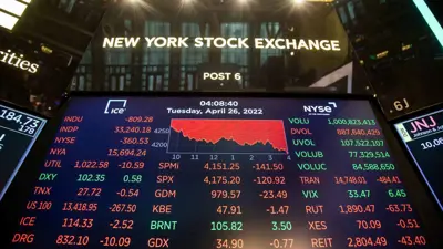 شاشة إلكترونية تظهر بيانات سوق الأسهم في الأوراق المالية بمدينة نيويورك، الولايات المتحدة، يوم 26 إبريل 2022.