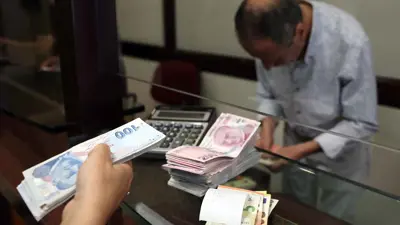 تغيير العملة في أحد محال الصرافة في إسطنبول، تركيا، 20 يوليو 2023.