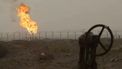 ألسنة اللهب تتصاعد من خط أنابيب يمتد عبر حقول النفط في مدينة البصرة العراقية يوم 30 سبتمبر 2016.