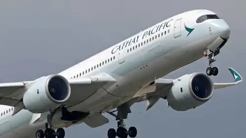 طائرة إيرباص A350-941 تابعة لشركة «كاثي باسيفيك» تقلع من مطار برشلونة إل برات في برشلونة، إسبانيا، يوم 8 سبتمبر 2025