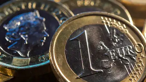 عملات معدنية من اليورو والجنيه الإسترليني، في صورة توضيحية ملتقطة يوم 9 نوفمبر 2021.