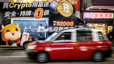 شاحنة لتبادل العملات المشفرة تحمل شعار «بيتكوين» وإيثريوم في هونغ كونغ يوم 27 نوفمبر 2024