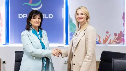 صورة تذكارية من توقيع الاتفاقية بين «دي بي وورلد» و«البنك الأوروبي لإعادة الإعمار والتنمية»