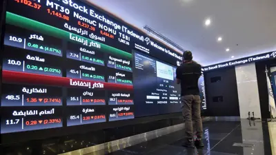 يتابع لوحة التداول بالسوق المالية السعودية في العاصمة الرياض يوم 12 ديسمبر 2019. 