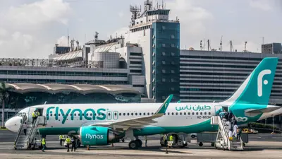 طائرة إيرباص «A320» تابعة لشركة «طيران ناس» السعودية على مدرج مطار القاهرة الدولي، مصر، يوم 27 سبتمبر 2021