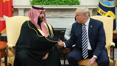 الرئيس الأميركي دونالد ترامب مصافحاً ولي العهد السعودي محمد بن سلمان أثناء لقائهما في البيت الأبيض يوم 20 مارس 2018، خلال ولاية ترامب الأولى.