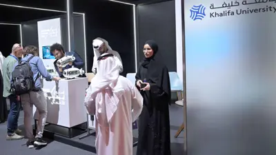 جانب من فعاليات المعرض المصاحب لـ«أسبوع أبوظبي للأعمال» في مركز «أدنيك»، في العاصمة الإماراتية أبوظبي يوم 4 ديسمبر 2024.