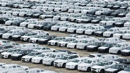 سيارات فولفو تنتظر التصدير من ميناء نانجينغ في مدينة نانجينغ، مقاطعة جيانغسو، الصين، في 8 سبتمبر 2025