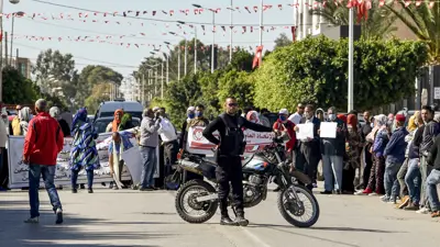 عمال يحتجون في ساحة محمد البوعزيزي بوسط مدينة سيدي بوزيد في تونس مطالبين بتوفير وظائف مستقرة لهم، 27 أكتوبر 2020.