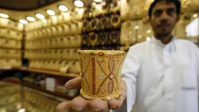 بائع يعرض سواراً في متجر ذهب بالمنطقة المحيطة بالمسجد الحرام، مكة المكرمة، السعودية، يوم 20 أكتوبر 2012.