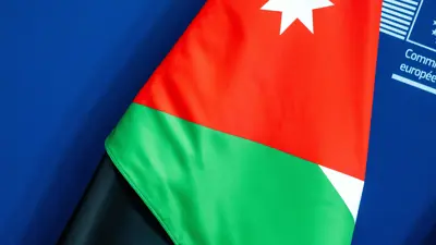 علم الأردن خلال حفل توقيع اتفاقية الشراكة الاستراتيجية الشاملة بين الاتحاد الأوروبي والأردن من قبل المفوضة الأوروبية لشؤون البحر الأبيض المتوسط ​​ووزير التخطيط - 29 يناير 2025