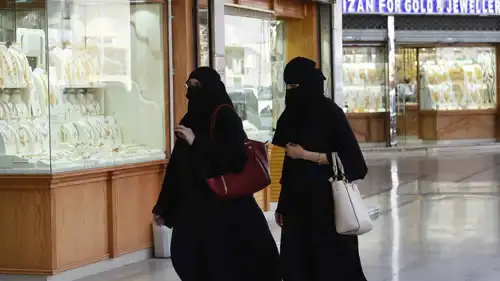 سيدتان تمران أمام متجر بسوق الذهب في العاصمة السعودية، الرياض، يوم 3 أكتوبر 2016